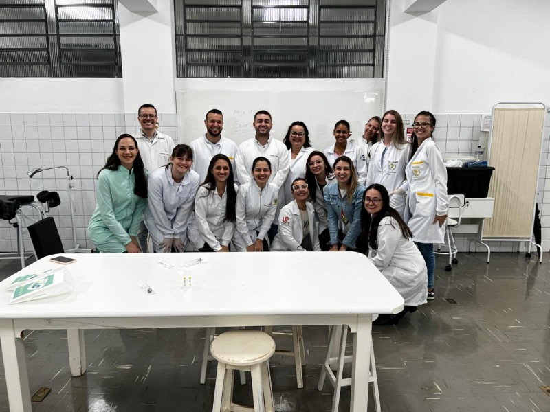 farmaceuticos-e-estudantes-realizam-curso-de-medicamentos-injetaveis-em-toledo