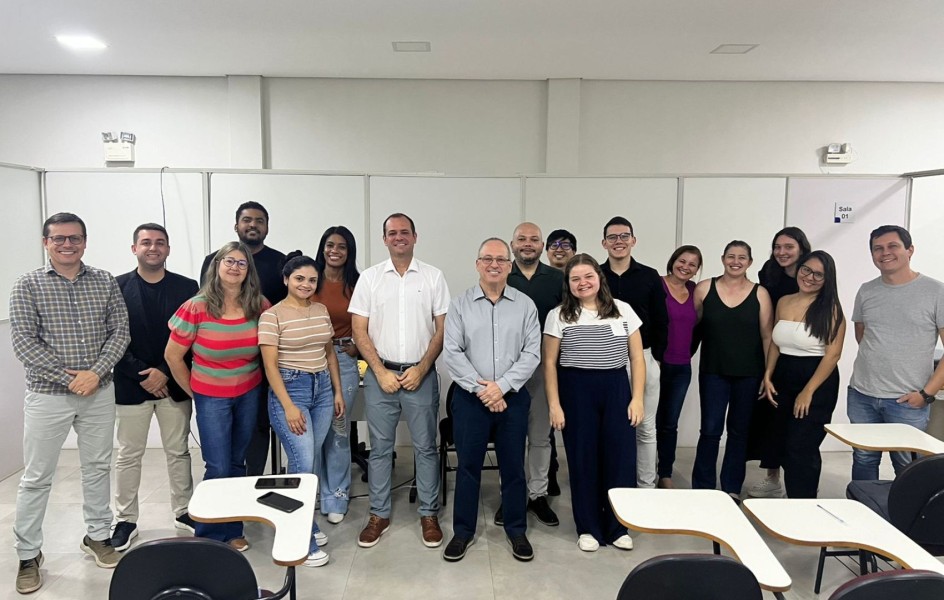 diretoria-frente-a-frente-com-farmaceuticos-de-cambe-e-regiao